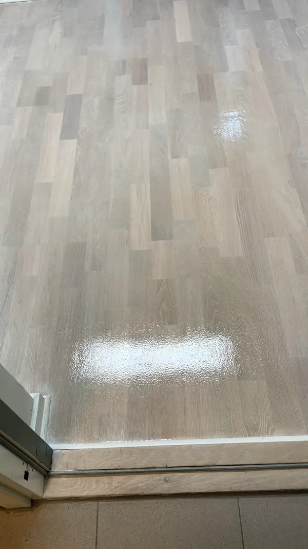 Parkettgolv med slitstark hårdlack och blank yta