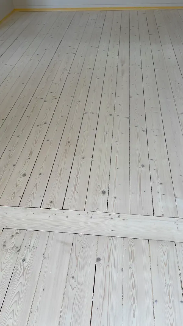 Slipat och lutbehandlat furugolv med ljus finish